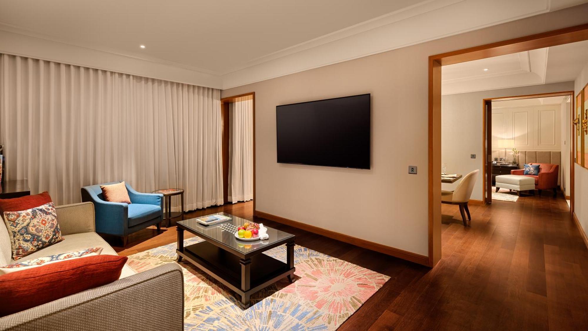 Отель The Leela Hyderabad Banjara Hills Экстерьер фото