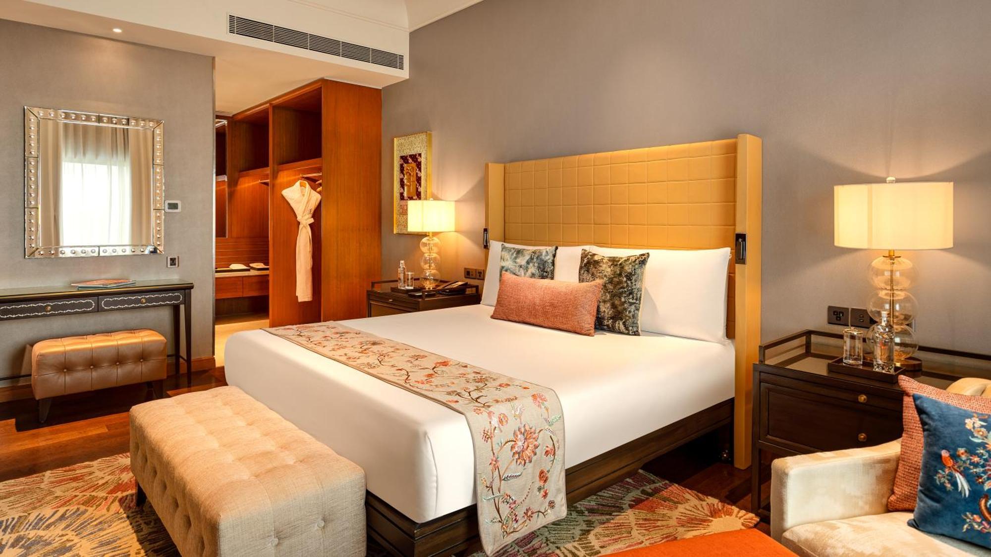 Отель The Leela Hyderabad Banjara Hills Экстерьер фото