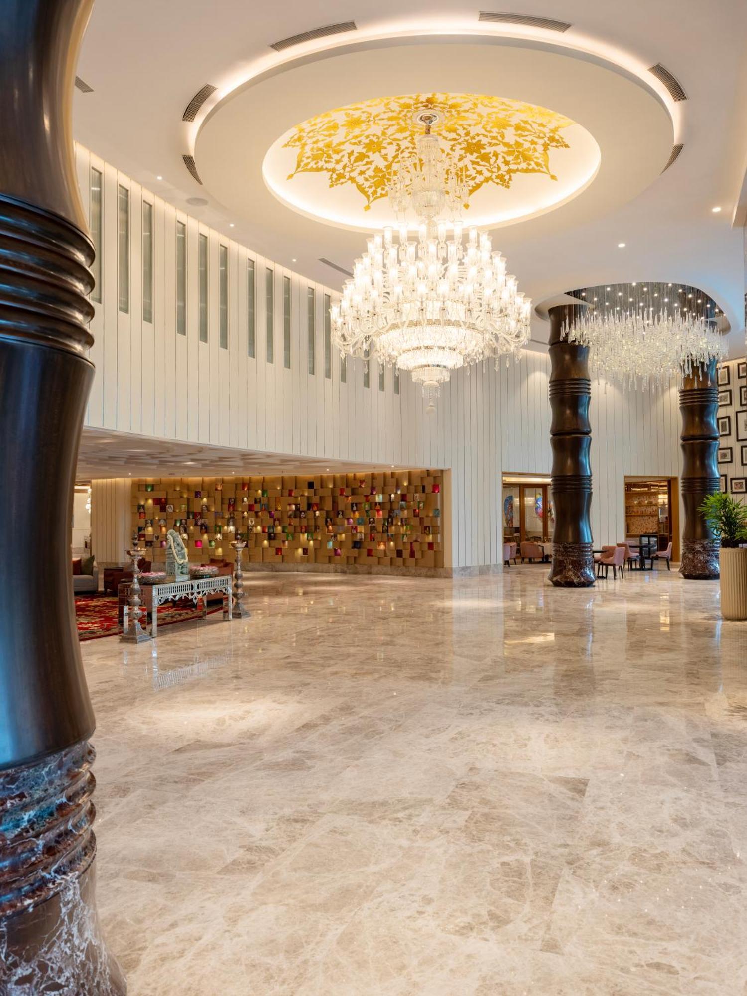 Отель The Leela Hyderabad Banjara Hills Экстерьер фото