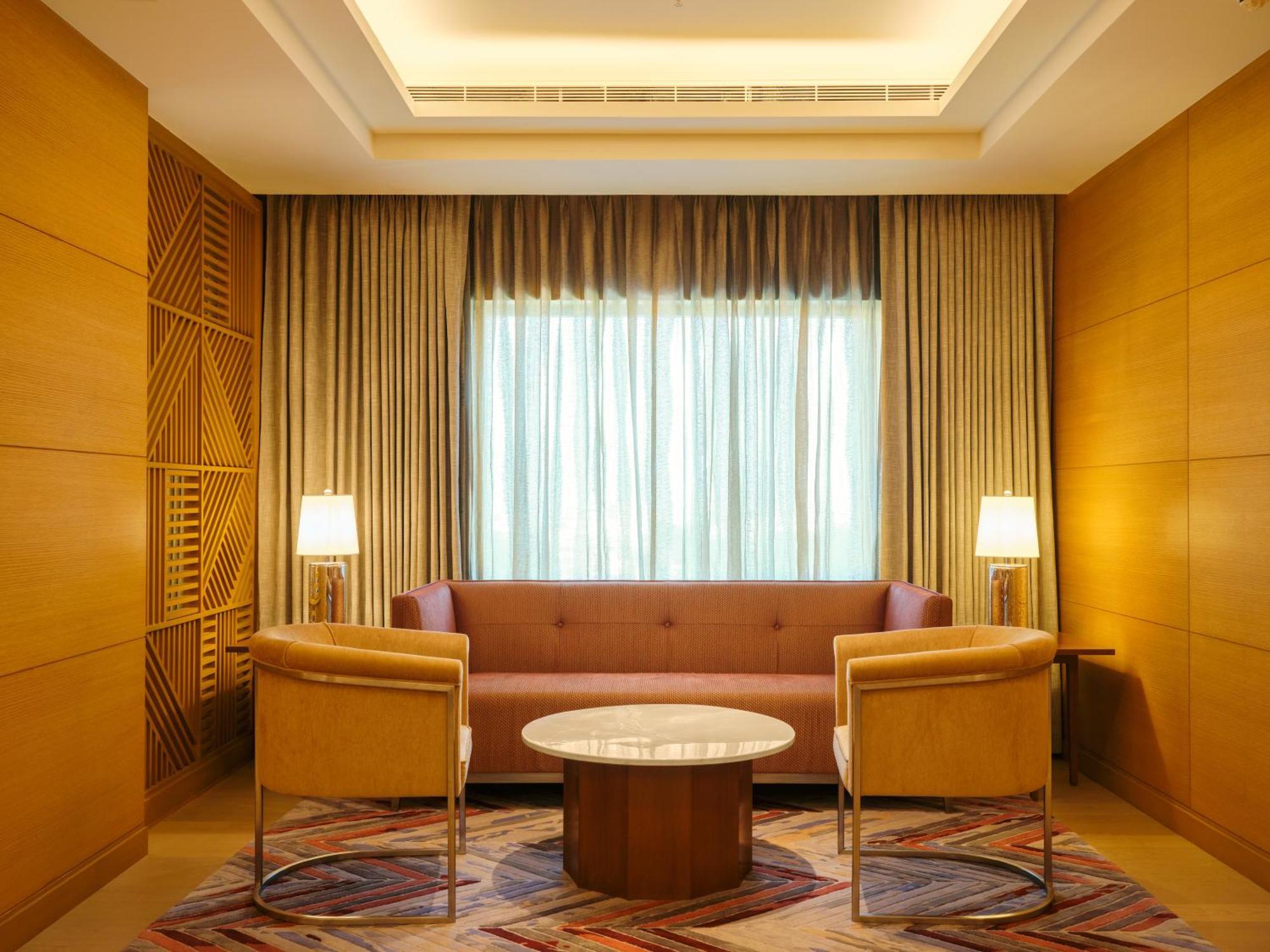 Отель The Leela Hyderabad Banjara Hills Экстерьер фото