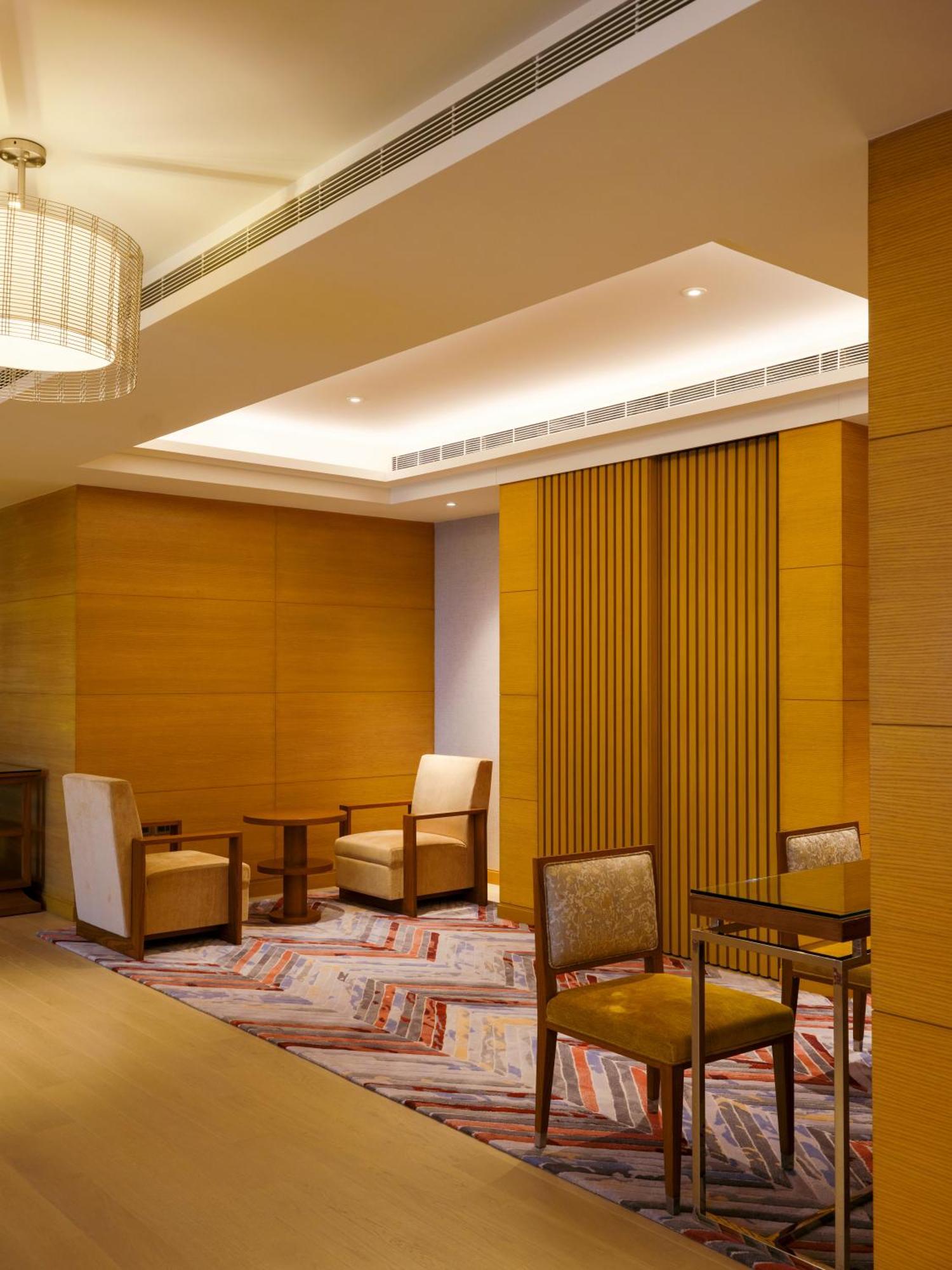 Отель The Leela Hyderabad Banjara Hills Экстерьер фото