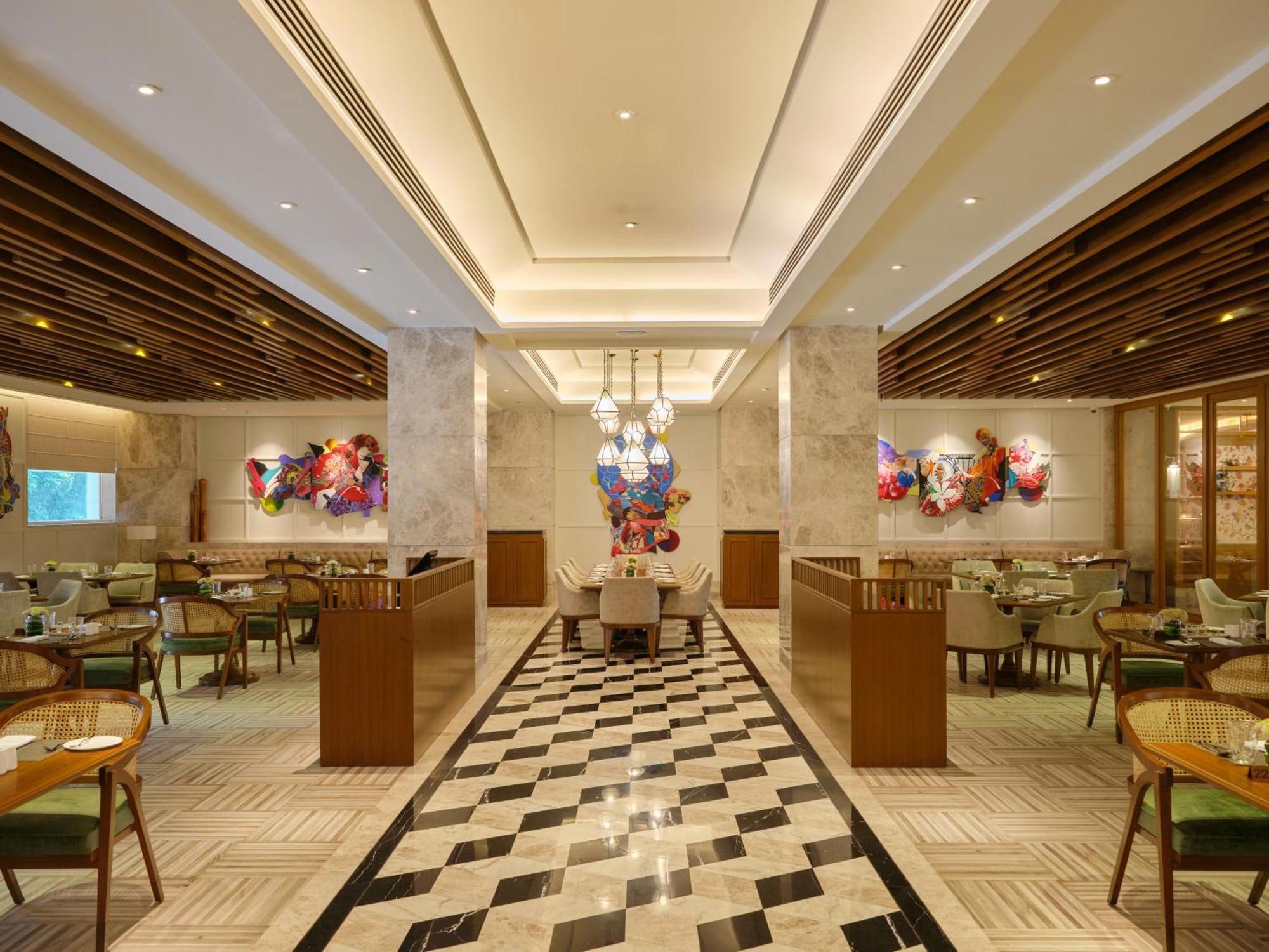 Отель The Leela Hyderabad Banjara Hills Экстерьер фото